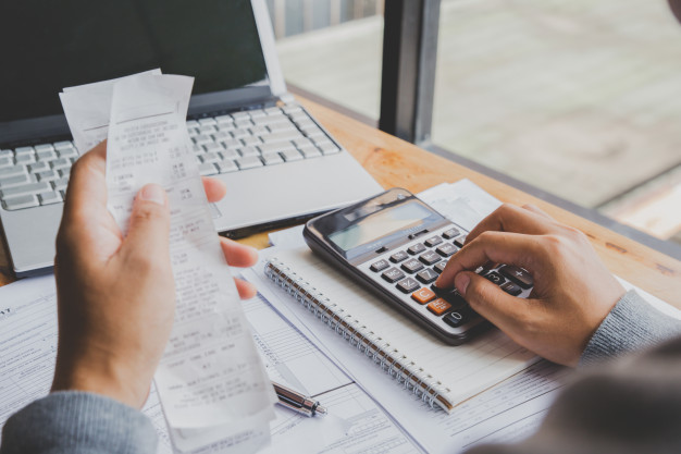 Mano con calculadora y documentos