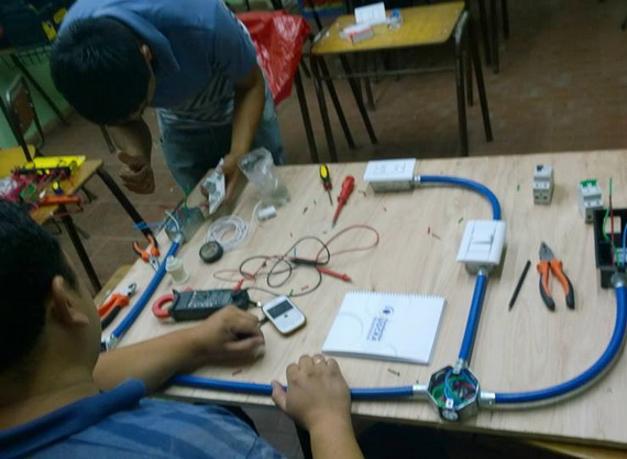 Estudiantes trabajando en laboratorio de electrónica